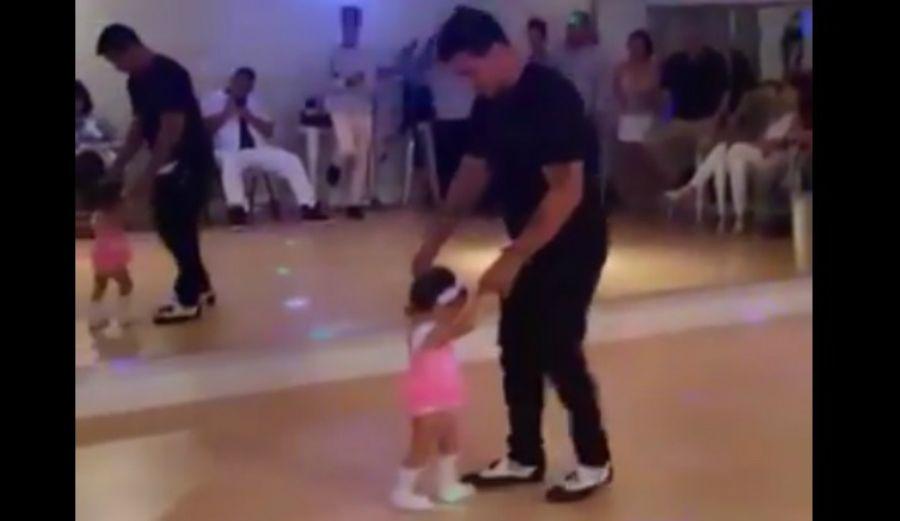 Bebeacute de un antildeo es furor en las redes por bailar salsa con su papaacute