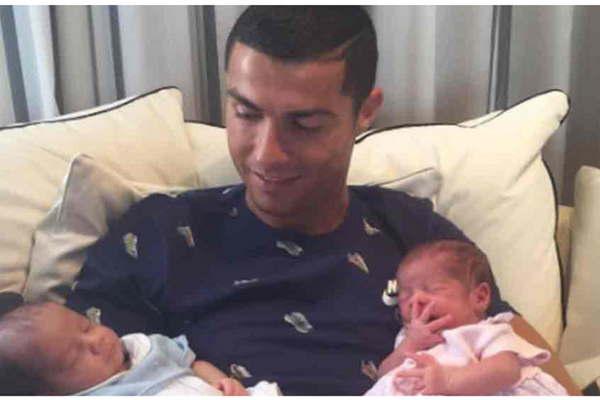 Cristiano Ronaldo presentoacute a sus gemelos 