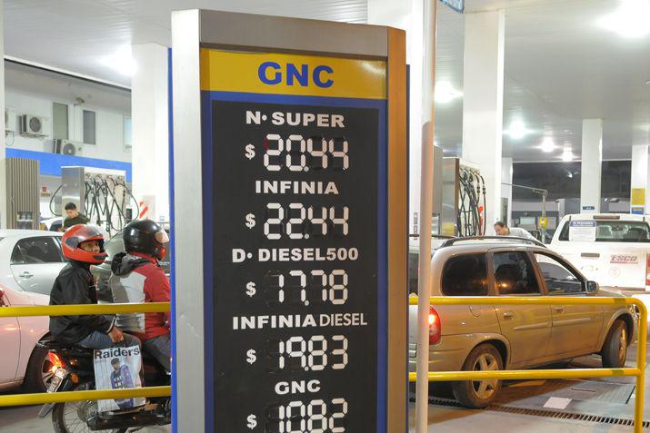 Por la suba de los combustibles en todo el paiacutes llenar el tanque es maacutes caro