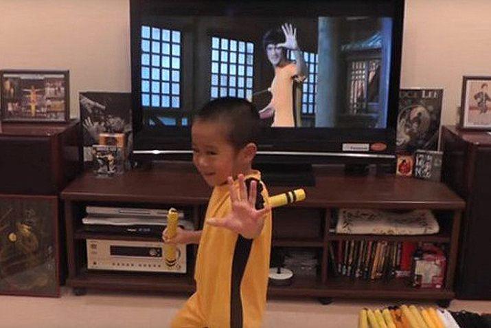 Niño imita a Bruce Lee a la perfección