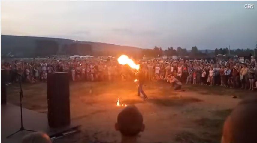 Impactante- Escupiacutea fuego y terminoacute con la cara en llamas