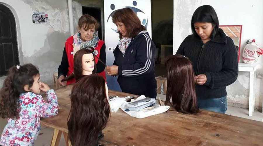 Se dictan talleres gratuitos de peluqueriacutea y tejido