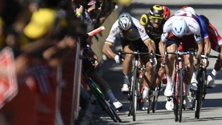 Sacoacute a un rival de un codazo y lo expulsaron del Tour de France