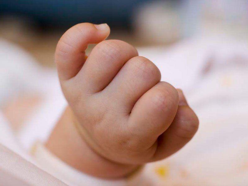 Abandonoacute a su hijo de 2 meses para ir a bailar y el bebeacute se murioacute