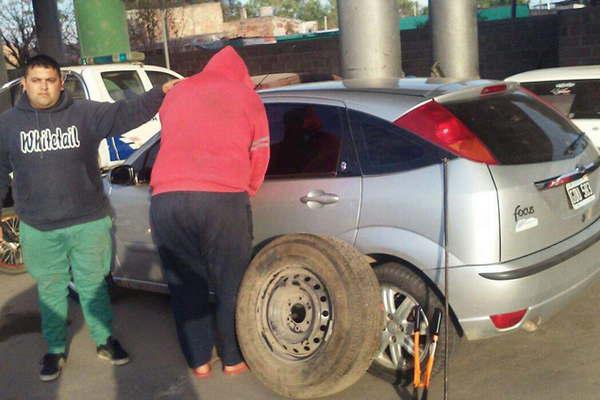 La policiacutea esclarece el robo de ruedas  de auxilio de autos