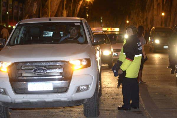 Advierten que no se debe pagar estacionamiento  en el parque Aguirre