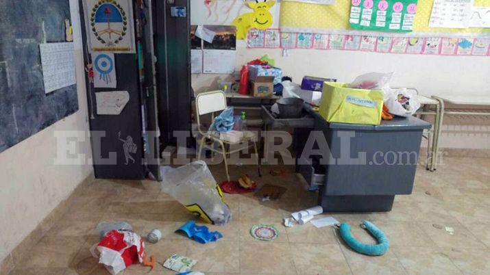 Indignacioacuten- vaacutendalos ingresaron a una escuela y causaron destrozos