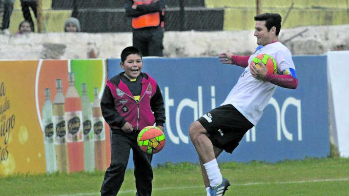 POSTAL La sonrisa de un niño admirando la figura de Javier Zanetti es la mejor síntesis de la jornada de ayer El Pupi desde hace años que trabaja por el bien de los ms pequeños