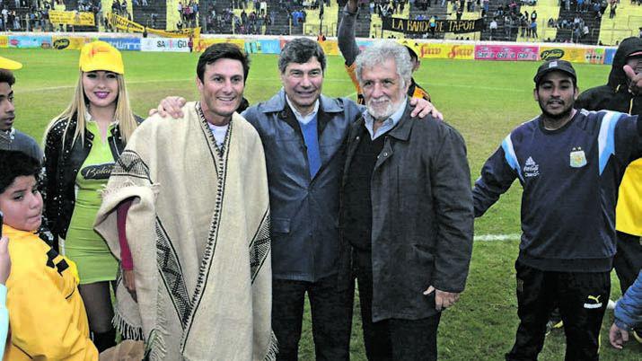 OBSEQUIO Guillermo Raed y Andrés Santos miembro de la Fundación Pupi le regalaron un poncho a Zanetti