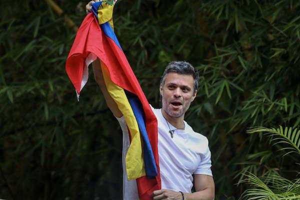 Leopoldo Loacutepez sale de prisioacuten y llama a seguir la protesta callejera