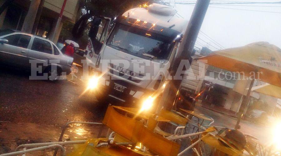 Otra vez un camioacuten quedoacute atrapado en las calles del centro