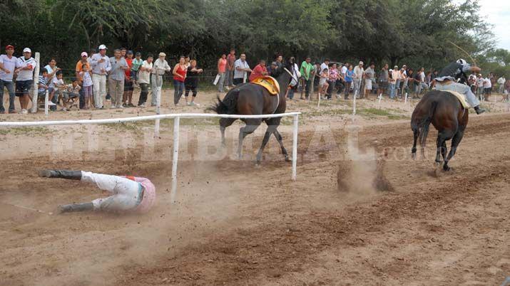 Jinete se cayoacute de su caballo en El Deaacuten y quedoacute inconsciente