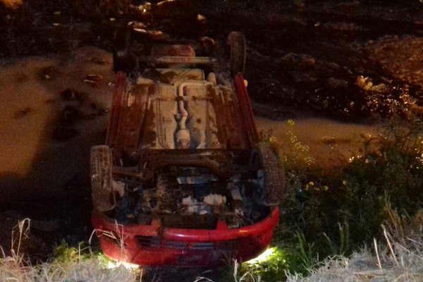 El conductor del auto se habriacutea quedado dormido y cayeron dentro de una acequia