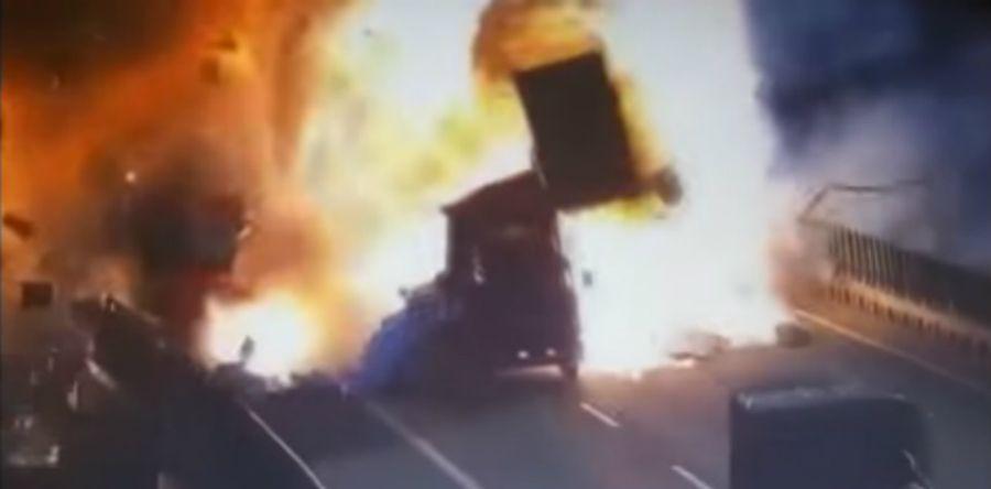 Impactante- Una explosioacuten de peliacutecula en una autopista de China