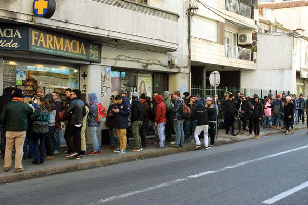 Uruguay- colas para comprar marihuana 