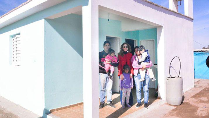 La Gobernadora visitó a familias beneficiadas con viviendas