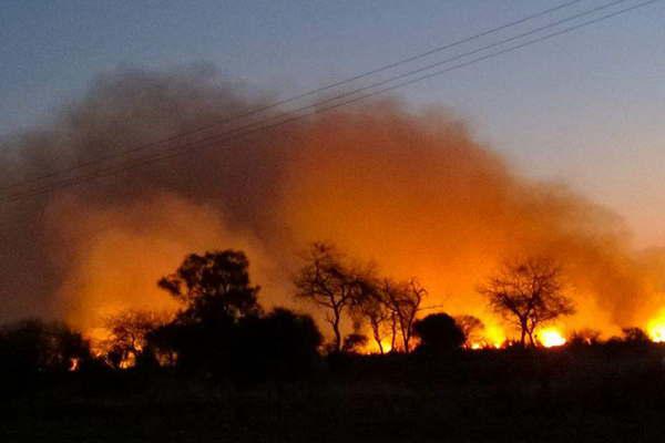 Bomberos batallaron maacutes de tres horas para controlar un incendio que puso en riesgo varias casas