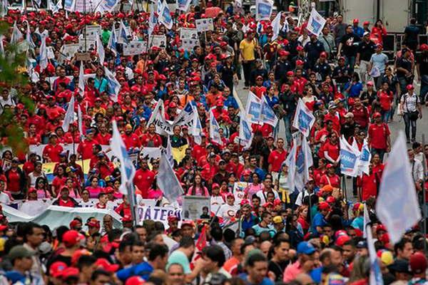 Nicolaacutes Maduro prohibioacute las manifestaciones hasta el martes 