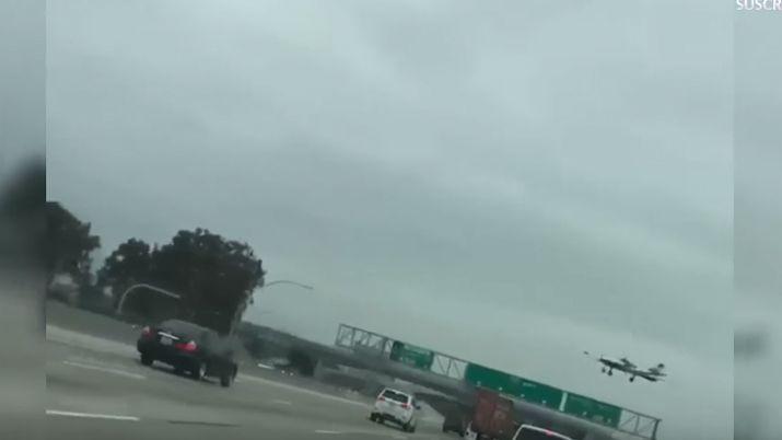 VIDEO  Una avioneta se estrelloacute en medio de la autopista