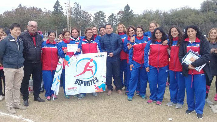 Entregan indumentarias deportivas trofeos y elementos para instituciones deportivas y Bomberos