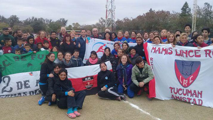 Entregan indumentarias deportivas trofeos y elementos para instituciones deportivas y Bomberos