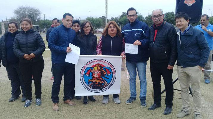 Entregan indumentarias deportivas trofeos y elementos para instituciones deportivas y Bomberos