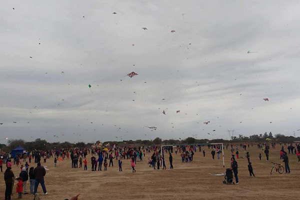 Cientos de barriletes en el evento Corazones al Viento 