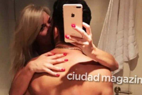 Aileacuten Bechara y una foto hot en el bantildeo con su novio 