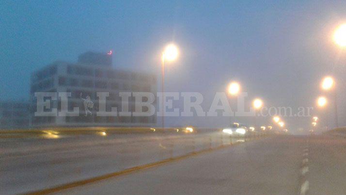 Una densa neblina sorprendió a los santiagueños esta mañana