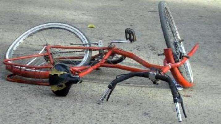 Nena de 7 antildeos fue embestida por auto cuando andaba en bicicleta