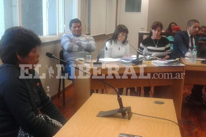 Atrs y sentado a la izq el imputado del juicio que se realiza en el Palacio de Tribunales