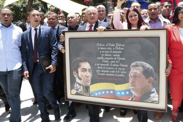 Nicolaacutes Maduro instaloacute la cuestionada Asamblea 