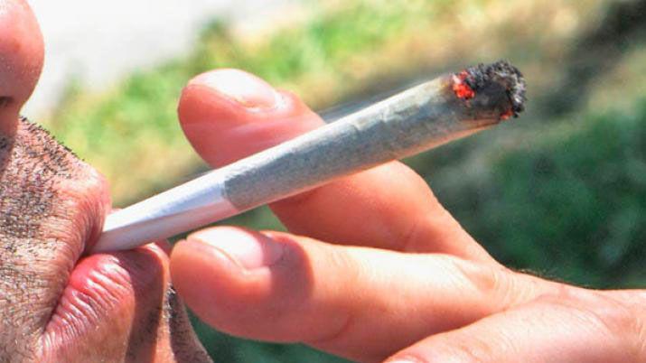 Lo detuvieron por manejar fumando un porro de marihuana