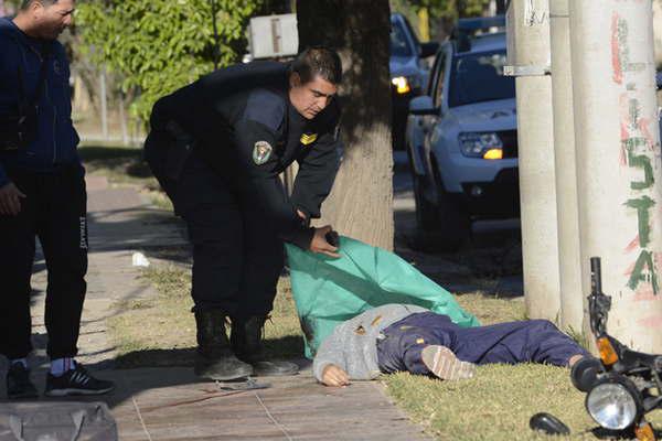 Dos motochorros roban a turista portentildeo y al huir uno de ellos muere tras chocar una camioneta