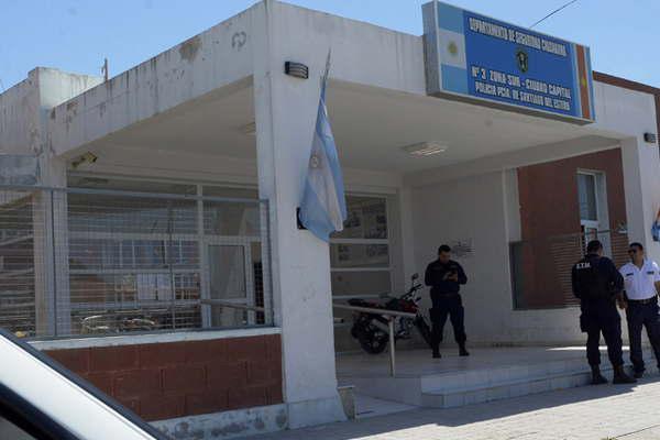 Camioacuten con dos jujentildeos  ebrios chocoacute un par de autos 