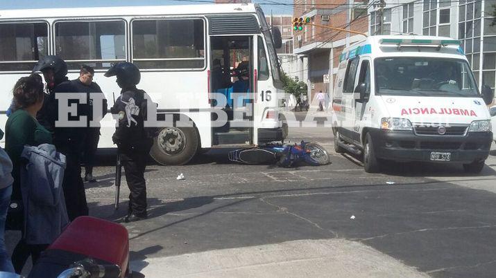 Joacutevenes motociclistas fueron embestidas por un colectivo