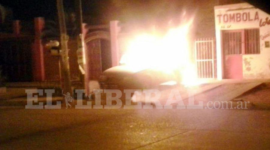 Un auto se incendioacute en La Banda