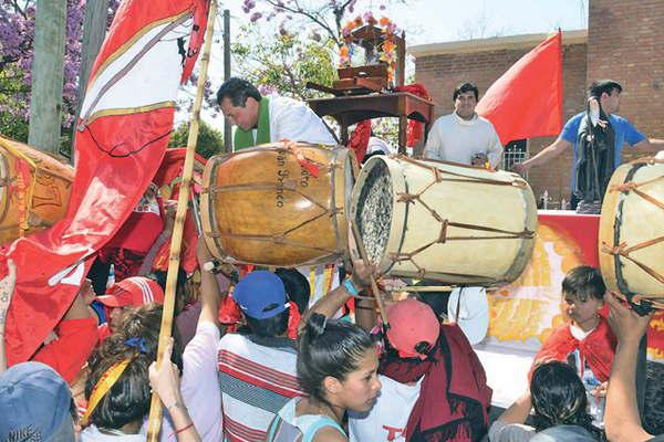 Una multitud acompantildeoacute a las imaacutegenes peregrinas de la beata Mama Antula y San Gil