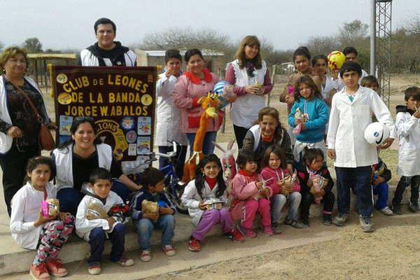 El Club de Leones agasajoacute a nintildeos de la Escuela 527 de San Nicolaacutes