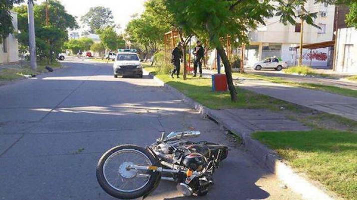 Un motociclista internado tras ser embestido por una camioneta