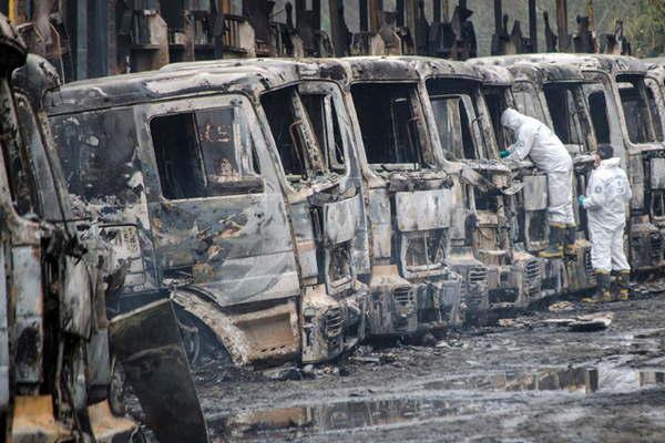 Un atentado dejoacute al menos 29 camiones destruidos en Chile