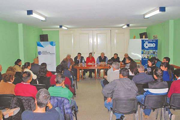 Comerciantes piden terminar con la venta informal callejera