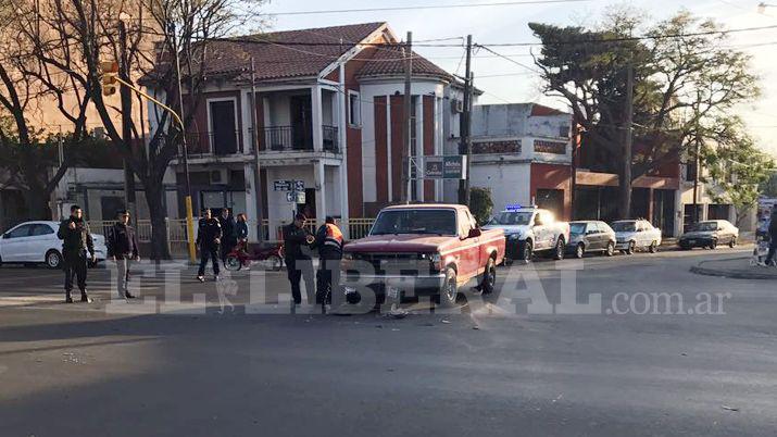 Un motociclista resultoacute herido al chocar contra una camioneta