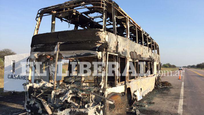 Fotos- asiacute quedoacute el micro que se incendioacute en la ruta 34