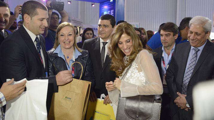 La gobernadora pasó por el stand de EL LIBERAL en la Expo Santiago 2017