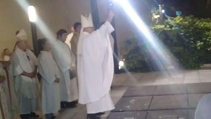 Monseñor Bokalic rezó un responso en el jardín del descanso