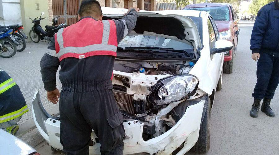 Choque y vuelco entre un auto y una camioneta en Loreto