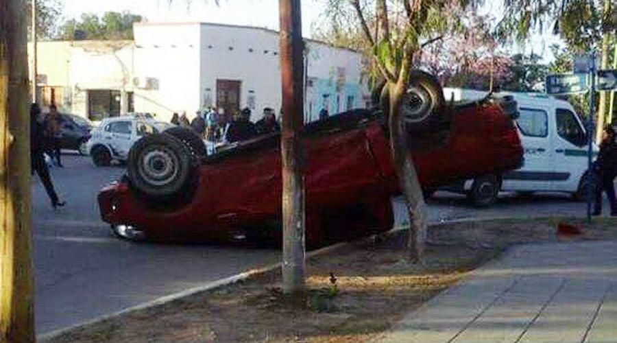 Choque y vuelco entre un auto y una camioneta en Loreto