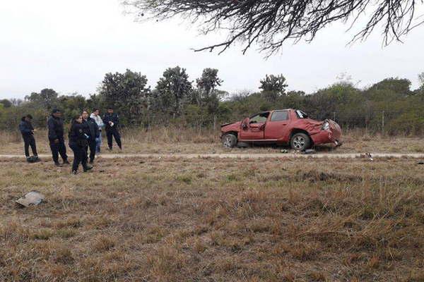 Un joven salioacute despedido al volcar su camioneta y murioacute en el acto