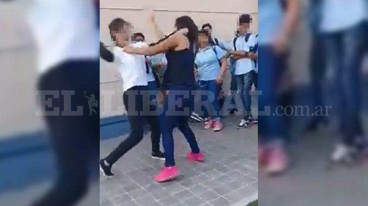 VIDEO  Dos menores santiaguentildeas se enfrentaron a pintildeas